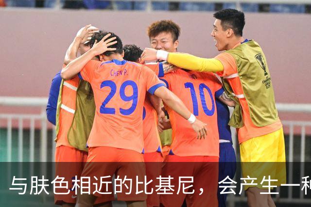 与肤色相近的比基尼，会产生一种视觉错觉