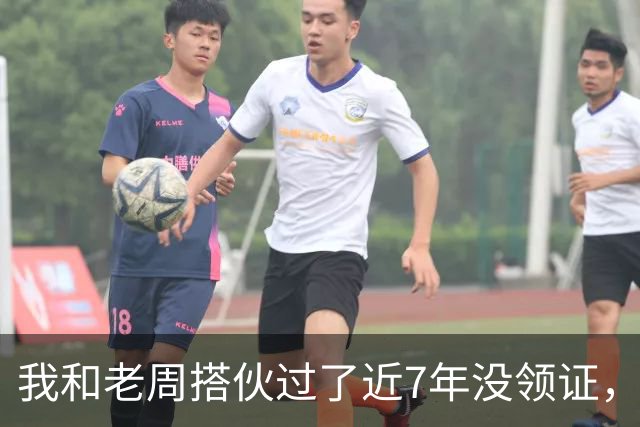 我和老周搭伙过了近7年没领证，他家事我从不掺和，直到我生病住院那天，他悄悄递来一张卡，我眼眶一下红了