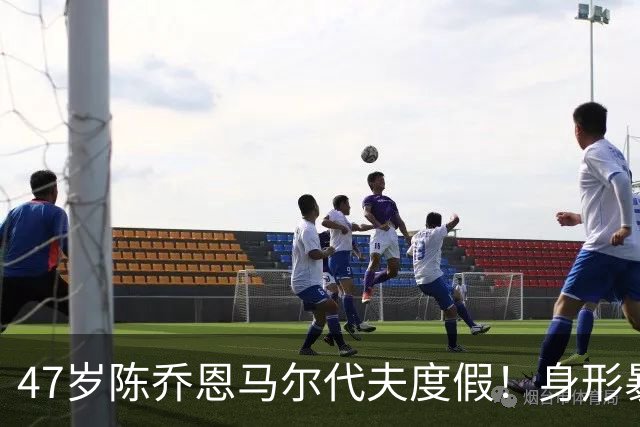 47岁陈乔恩马尔代夫度假！身形暴瘦胸骨吓人，脸挂不住肉老了好多